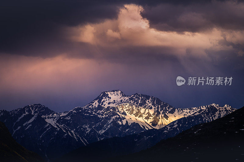 乌云和日头在奥斯塔山谷，靠近Courmayeur -意大利雪山